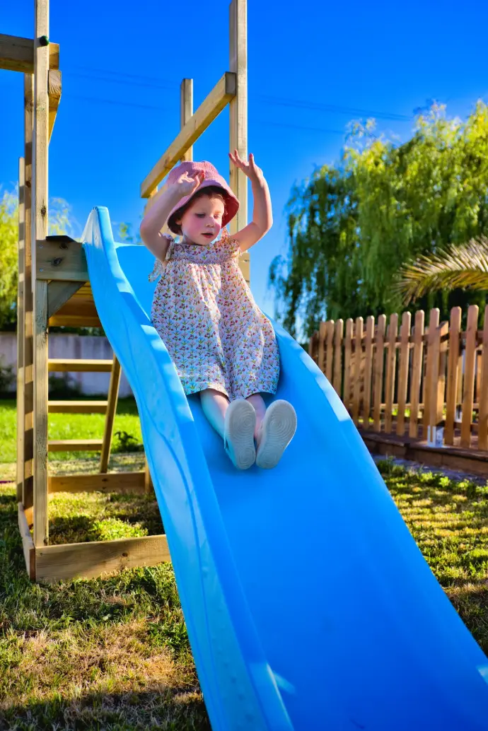 Enfant sur toboggan