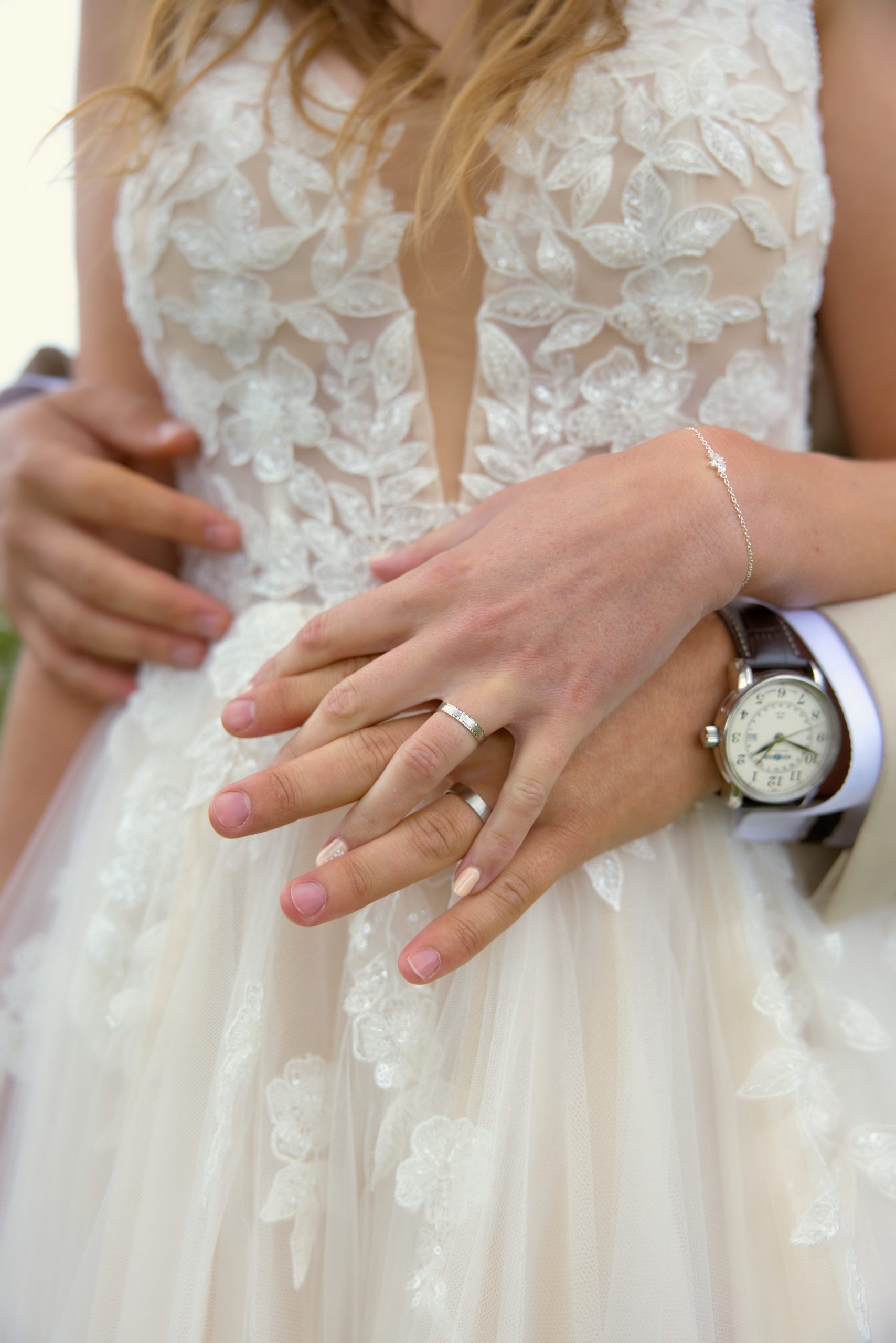 photo mariage couple détail alliance