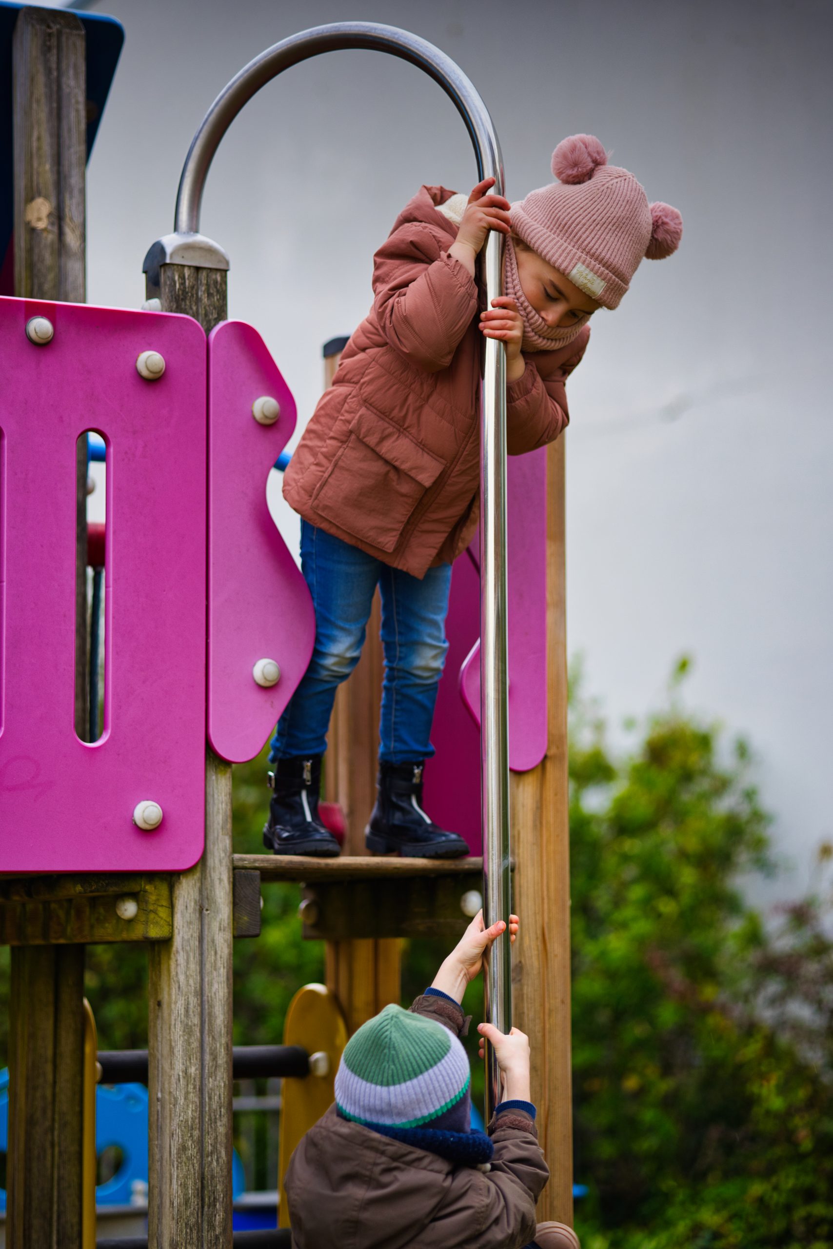 petite fille sur un jeu
