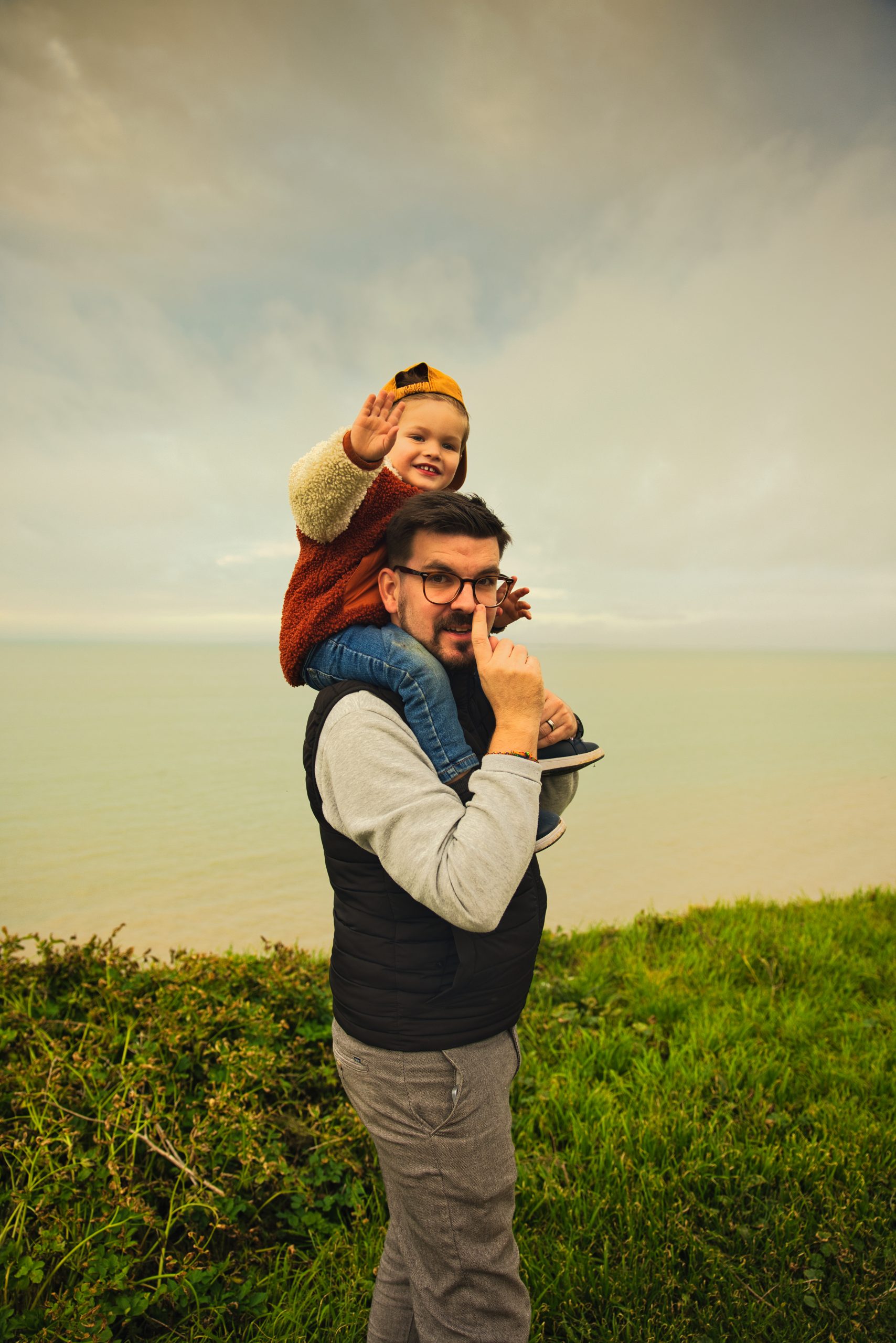 photo portrait père et son fils sur les épaules