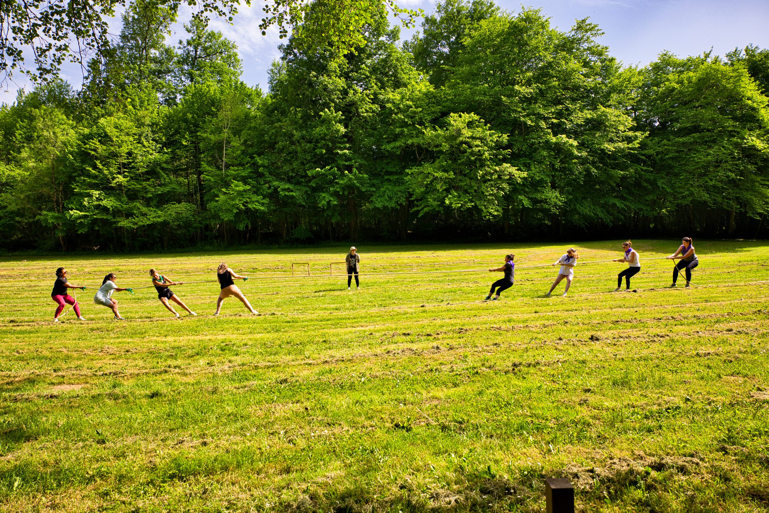 photo groupe evjf activité tire à la corde
