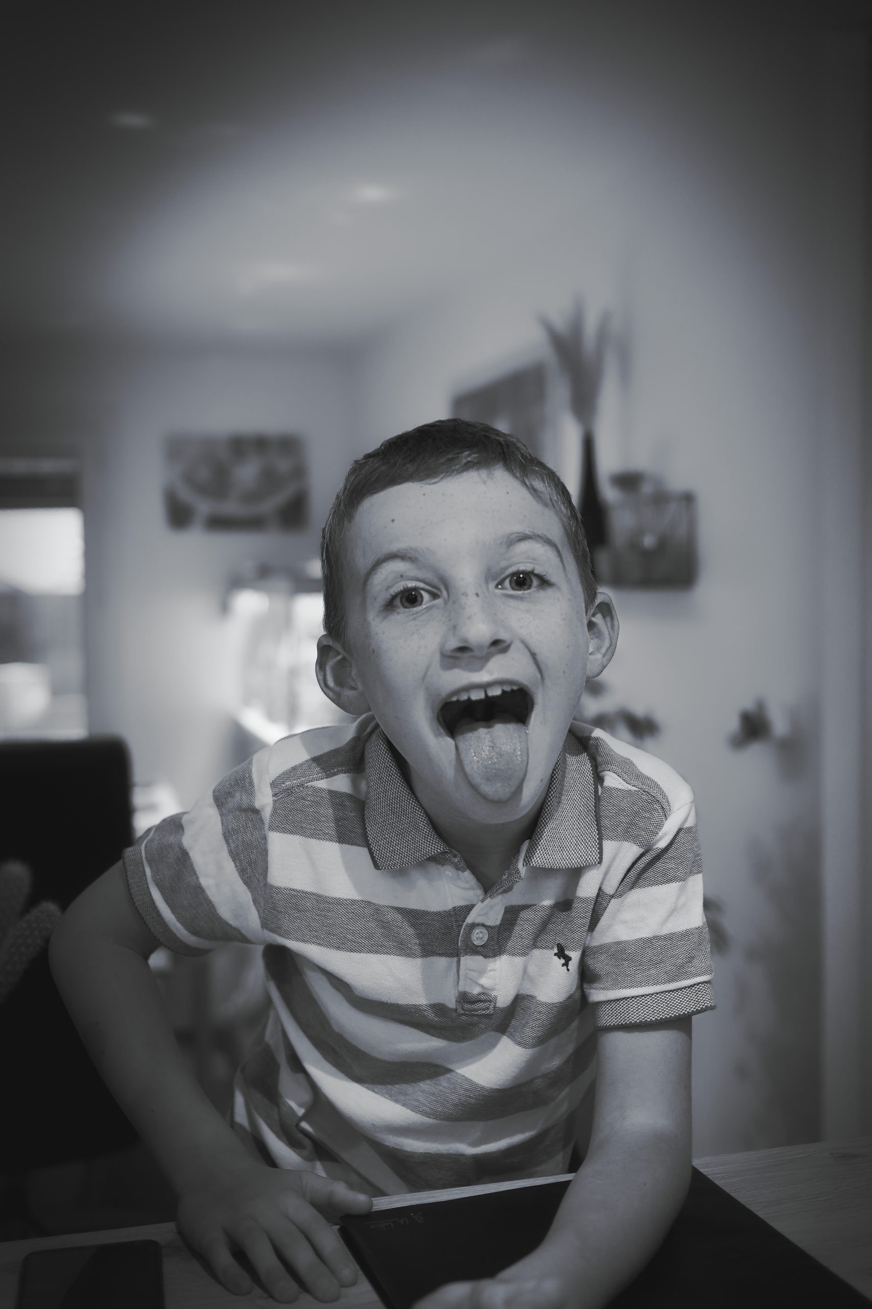 enfant qui tire la langue