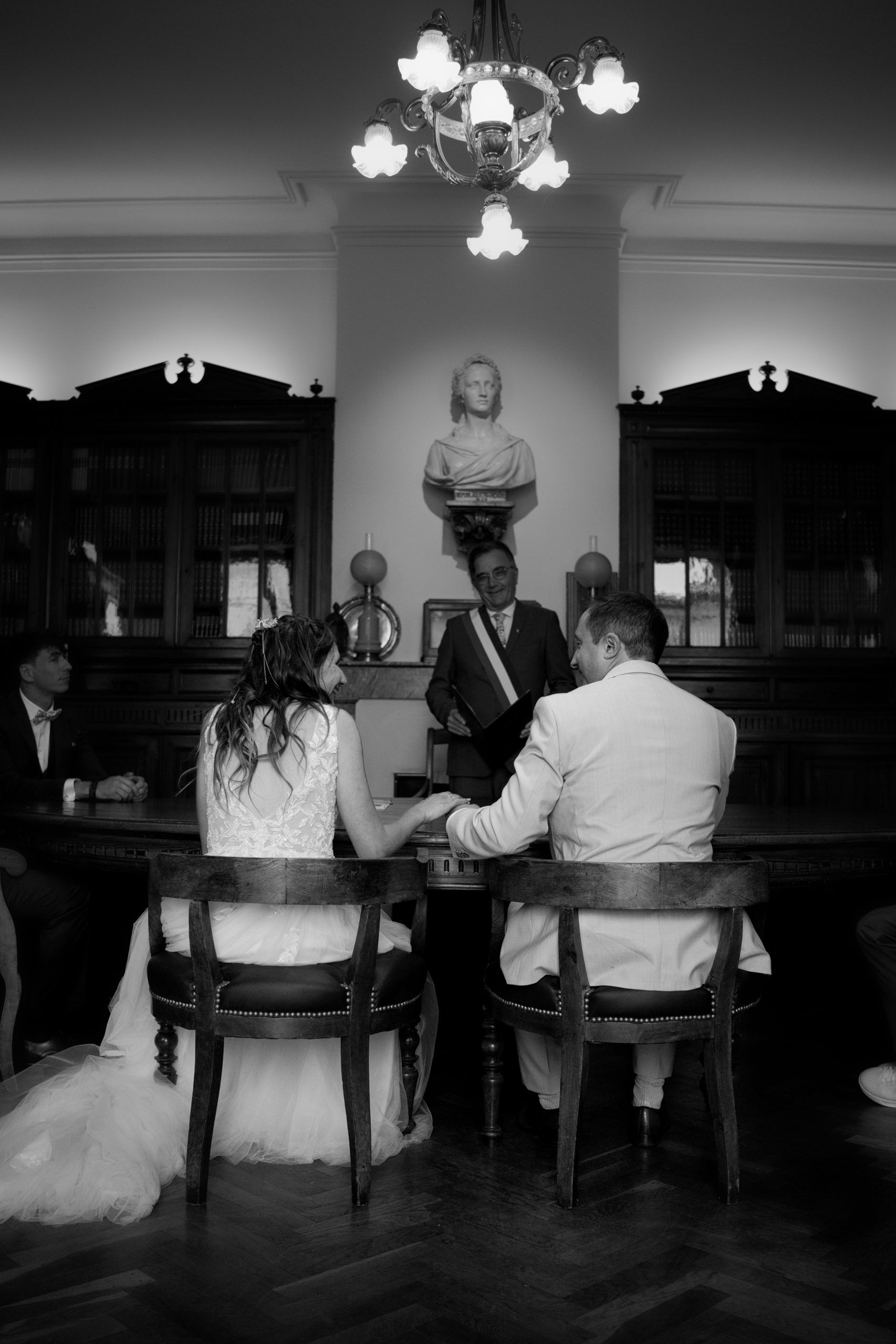 photo mariage couple à la mairie noir et blanc